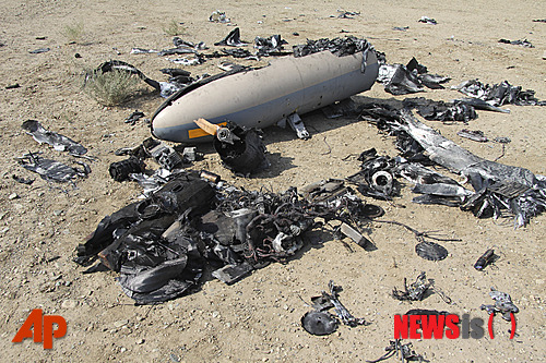 【테헤란=AP/뉴시스】이란 혁명수비대가 25일(현지시간) 핵시설 인근에서 격추했다고 주장하면서 공개한 이스라엘 무인항공기의 잔해 사진. 2014.08.26