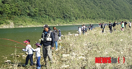 【단양=뉴시스】이성기 기자 = 지난 21일 오후 충북 단양군 가곡면 남한강에서 단양낚시캠프에 참가한 가족 등이 낚시체험을 하고 있다.2014.09.22(사진= 단양군 제공)  sklee@newsis.com 