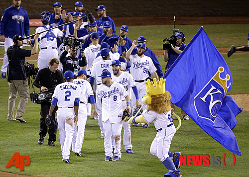The Kansas City Royals celebrate after Game 2 of baseball's World Series against the San Francisco Giants Wednesday, Oct. 22, 2014, in Kansas City, Mo. The Royals won 7-2 to tie the series at 1-1. (AP Photo/Charlie Riedel) 