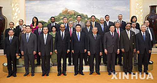【베이징=신화/뉴시스】지난 24일 중국 베이징 인민대회당에서 아시아인프라투자은행(AIIB) 설립 양해각서 체결식이 열린 가운데 시진핑(習近平) 중국 국가주석(앞줄 가운데) 등이 체결식에 참석한 각국 대표들과 단체 기념촬영을 하고 있다. 중국은 지난 24일 베이징 인민대회당에서 중국을 포함한 AIIB 참가의사를 밝힌 21개국이 모인 가운데 AIIB MOU 체결식을 통해 자본금 500억 달러 규모의 AIIB 설립을 공식 선언했다. 2014.10.28 