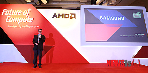 【서울=뉴시스】삼성전자 동남아총괄 조 찬(Joe Chan) 상무가 20일 싱가포르에서 개최된 AMD 주관 '퓨처 오브 컴퓨트(Future of Compute)' 행사에서 AMD 프리싱크 기술이 탑재된 모니터에 대해 설명하고 있다. (사진= 삼성전자 제공)  photo@newsis.com