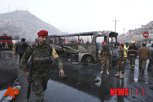 【카불=AP/뉴시스】최근 아프가니스탄에서 미군을 주축으로 하는 국제안보지원군(ISAF) 철수가 진행되는 가운데 탈레반의 테러가 잇따르고 있다. AP통신은 지난 11일 저녁 수도 카불 인근 파르완 지역에서 탈레반의 폭탄 테러로 ISAF 소속 미군 병사 2명이 숨졌다고 전했다. 13일 보안군이 수도 카불의 폭탄 테러 현장에서 경계를 강화하고 있는 모습. 2014.12.13 