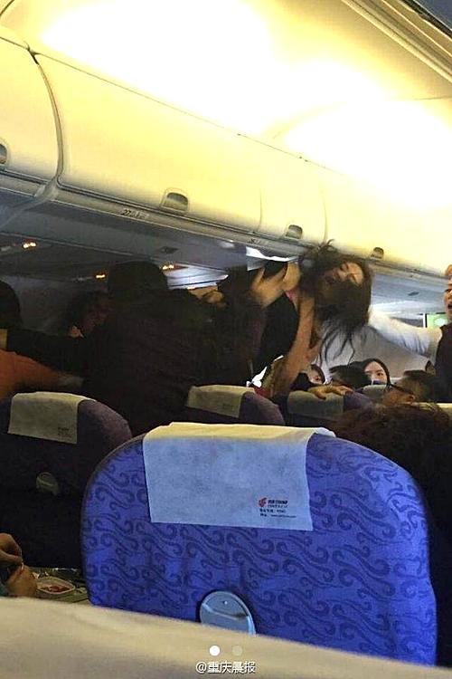 【서울=뉴시스】한국에서 땅콩 회항 사건의 파장이 이어지는 가운데 중국에서는 진상 승객들이 항공기에서 난동을 벌여 논란이 이어졌다. 17일 홍콩 언론 싱다오르바오(星島日報)는 경찰을 인용해 중국 본토 승객 8명이 이날 충칭(重慶)에서 홍콩으로 향하던 중국국제항공 CA433편에서 난투극을 벌여 한때 항공편 운항에 차질이 빚어졌다고 전했다. 승객이 언론사에 제공한 당시 상황 사진. (사진 출처: 충칭천바오) 2014.12.18 