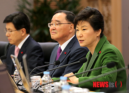 【세종=뉴시스】박주성 기자 = 박근혜 대통령이 23일 오전 세종청사에서 열린 국무회의에서 모두발언을 하고 있다. 2014.12.23.  photo@newsis.com