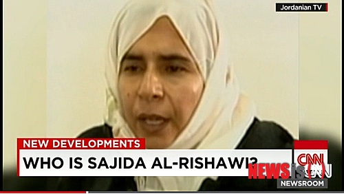 【서울=뉴시스】이라크 출신 여성 테러범으로 요르단 당국에 억류된 사지다 알 리샤위가 지난 2005년 요르단 현지 TV 방송사와 인터뷰하고 있다. 이슬람 수니파 무장단체 '이슬람 국가(IS)'가 일본 인질 고토 겐지(後藤健二·47)와 맞교환을 요구한 알 리샤위는 IS의 전신인 '이라크 알카에다'의 지도자 아부 무사브 알 자르카위 오른팔의 누이라고 CNN이 25일(현지시간) 보도했다. 2015.01.26 (사진출처: CNN 인터넷판)