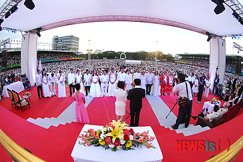 【마리키나=뉴시스】신동립 기자 = 문선진(39) 세계평화통일가정연합 세계본부장이 어머니 한학자(72) 총재를 대리, 필리핀 ‘초종교 평화축복축제’(Interfaith Peace Blessing Festival)를 이끌었다.    reap@newsis.com