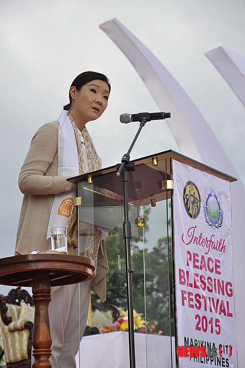 【마리키나=뉴시스】신동립 기자 = 문선진(39) 세계평화통일가정연합 세계본부장이 어머니 한학자(72) 총재를 대리, 필리핀 ‘초종교 평화축복축제’(Interfaith Peace Blessing Festival)를 이끌었다.    reap@newsis.com