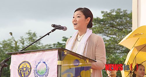 【마리키나=뉴시스】신동립 기자 = 문선진(39) 세계평화통일가정연합 세계본부장이 어머니 한학자(72) 총재를 대리, 필리핀 ‘초종교 평화축복축제’(Interfaith Peace Blessing Festival)를 이끌었다.    reap@newsis.com 