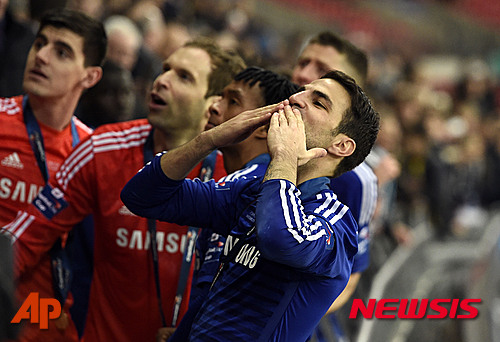 Chelsea's Cesc Fabregas blows a kiss to supporters, prior to receiving his medal after the Soccer Capital One final soccer match between Chelsea dea and Tottenham Hotspur, at Wembley Stadium, London, Sunday, March 1, 2015. Chelsea won the match. (AP Photo/Andrew Matthews, Pool) 