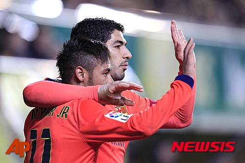 Barcelona's Luis Suarez, back, and Neymar celebrates after scoring against Villarreal during a semifinal, second leg, Copa del Rey soccer match between FC Barcelona and Villarreal at the Madrigal stadium in Villarreal, Spain, Wednesday, March 4, 2015. (AP Photo/Alberto Saiz)