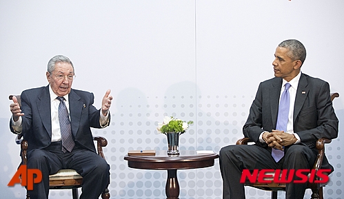 【파나마시티=AP/뉴시스】버락 오바마 미국 대통령(오른쪽)과 라울 카스트로 쿠바 대통령이 11일 파나마시티에서 역사적 정상회담을 하고 있다. 미주기구(OAS) 정상회담에 참가한 이들은 파나마시티의 한 작은 회의실에서 반세기 남짓만의 정상회담을 성사시켰다. 2015.4.12 
