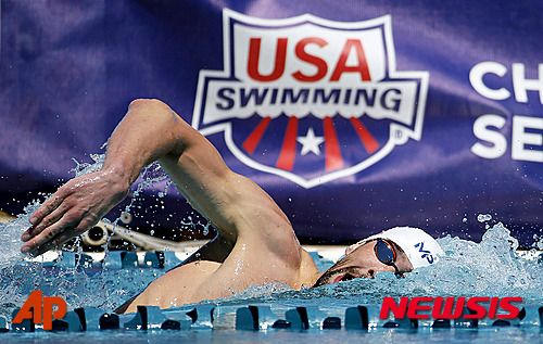 【메사=AP/뉴시스】'수영 황제' 마이클 펠프스(30·미국)가 18일(한국시간) 미국 애리조나주 메사에서 열린 2014~2015 아레나 프로 수영 시리즈 4차 대회 남자 자유형 400m 예선에서 역영을 펼치고 있다.