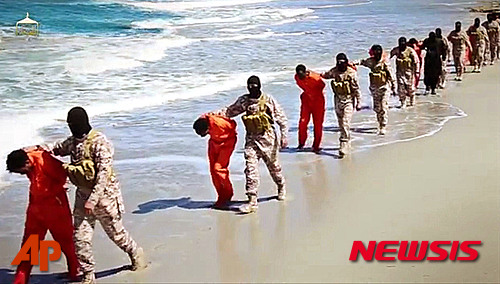 【AP/뉴시스】19일 IS가 공개한 비디오로 언제 상황인지 나타나 있지 않지만 에티오피아 기독교인 포로들이 리비아 조직원들에 의해 해변에서 끌려가고 있다. 두 그룹의 포로들은 각기 다른 지부에 의해 총살되거나 참수됐다. 2015. 4. 19   