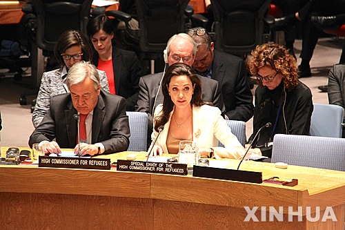 【유엔본부=신화/뉴시스】할리우드 배우 앤절리나 졸리가 24일(현지시간) 유엔 안전보장이사회에 참석해 시리아 난민을 위한 국제사회의 적극적인 지원을 촉구했다. 유엔난민기구(UNHCR) 특사 자격으로 뉴욕 유엔본부에서 열린 안보리 회의에 참석한 졸리는 이날 "국제사회는 400만 명에 달하는 시리아 난민을 도와야 할 도덕적 의무가 있다"고 강조했다. 졸리가 발언하는 모습. 2015.04.25 