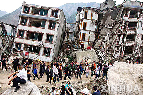 【카트만두=신화/뉴시스】네팔 카트만두에서 25일(현지시간) 강진으로 무너진 건물들이 보인다. 네팔 내무부는 26일 강진으로 인한 사망자 수가 최소 1910명에 달하는 것으로 확인됐다고 밝혔으나 사망자 수는 앞으로 계속 늘어날 것으로 우려된다. 인도와 티베트 등에서도 모두 60명이 숨져 전체 사망자 수는 2000명에 육박하고 있다. 2015.04.26  