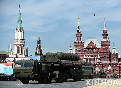 【모스크바=신화/뉴시스】러시아 미사일 방어시스템인 S-400이 2015년 5월9일 모스크바에서 열린 2차 세계대전 승리 70주년을 기리는 전승 기념식에서 위용을 과시하고 있다. 2015.05.09 