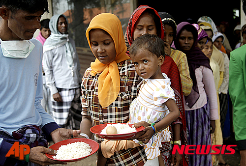 【바예운(아체주)=AP/뉴시스】로힝야족 여성 난민들이 인도네시아 아체주(州) 바예운에 있는 임시수용소에서 급식을 받기 위해 줄지어 기다리고 있다. 2015.05.24