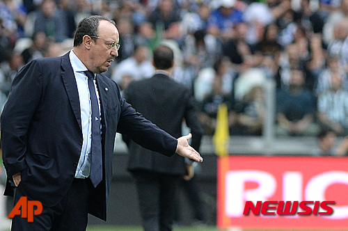 Napoli coach Rafael Benitez gives instructions to his players during a Serie A soccer match between Juventus and Napoli at the Juventus stadium, in Turin, Italy, Saturday, May 23, 2015. (AP Photo/Massimo Pinca)