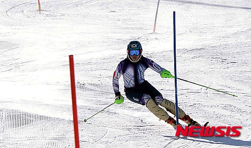 【평창=뉴시스】'한국 스키의 간판' 정동현(27·하이원)이 한국인 최초의 스키 종목 올림픽 메달획득을 정조준했다. 사진은 지난해 1월19일 강원도 평창군 알펜시아에서 2014소치동계올림픽 대비훈련을 하던 정동현의 모습. (자료=뉴시스DB). 2015.05.25.