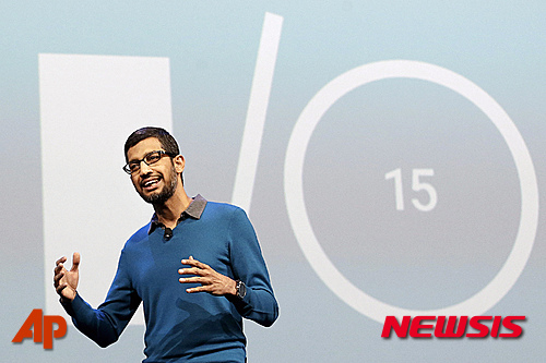 【샌프란시스코=AP/뉴시스】구글의 순다르 피차이 부회장이 28일(현지시간) 샌프란시스코에서 열린 구글 개발자회의 구글 I/O 2015에서 연설하고 있다. 2015.5.29