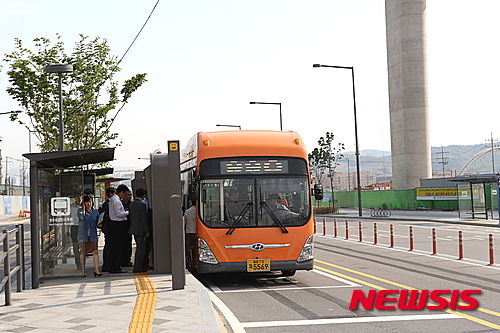 ▲행복도시 간선급행버스체계(BRT) 하이브리드 이용 차량 탑승 장면 자료사진.