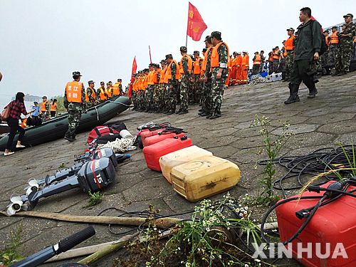 【젠리(중 후베이성)=신화/뉴시스】중국 양쯔강에서 승객 등 458명을 태운 대형 여객선이 침몰한 가운데 지금까지 13명이 구조된 것으로 전해졌다. 2일 중국 교통부는 전날 저녁 일어난 여객선 침몰 사고 현장에서 생존자 13명을 구조했다고 밝혔다. 이에 앞서 1일 저녁 9시28분 중국 후베이(湖北)성 젠리(監利)현 부근 양쯔장에서 동팡즈싱(東方之星)호가 침몰한 것으로 전해졌다. 구조 작업에 투입될 예정인 군인들. 2015.06.02 