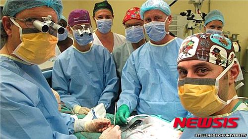 【서울=뉴시스】남아프리카인이 세계에서 최초로 음경 이식 수술을 받아 '아빠'가 되었다고 영국 BBC방송이 11일(현지시간) 보도했다. (사진출처: BBC방송) 2015.06.12  