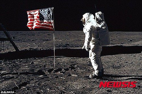 【서울=뉴시스】1969년 7월 20일 미국은 인류 최초로 아폴로 11호가 달표면 착륙에 성공했고, 닐 암스트롱 우주인은 인류 최초로 달 표면에 발자국을 남겼다. 2015.06.19. (사진출처: 영국 데일리메일)