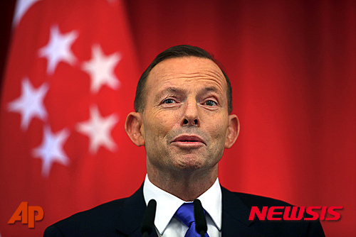 【AP/뉴시스】토니 애벗 호주 총리가 나치에 나름대로 후한 점수를 줘 유대인 사회의 공격을 받고 있다. 사진은 자료 사진으로, 올 6월 싱가포르 방문 중 기자회견을 하는 모습이다. 2015. 9. 3.