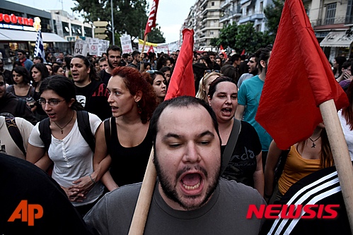 【테살로니키(그리스)=AP/뉴시스】1일 그리스 북부 항구도시 테살로니키에서 5일의 국민투표에서 '반대'를 지지하는 시위대가 행진을 벌이고 있다. 유로존 재무장관들은 이 국민투표가 끝날 때까지 구제금융 협상을 중단하고 있다. 2015.7.2