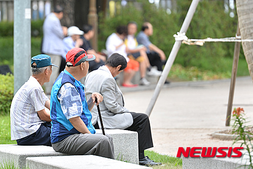 【서울=뉴시스】고승민 기자 = 2060년 한국 인구 10명 중 4명이 노인일 것으로 통계청이 전망한 8일 오후 서울 탑골공원에서 어르신들이 시간을 보내고 있다. 8일 통계청이 발표한 '세계와 한국의 인구현황 및 전망'에 따르면 한국의 고령인구 구성비는 2015년 13.1%에서 2060년 40.1%까지 계속 증가, 세계에서 2번째 수준으로 높아질 전망이다. 우리보다 높은 순위에 랭크된 국가는 카타르(41.6%) 한 곳밖에 없다. 2015.07.08.  kkssmm99@newsis.com