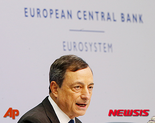 【프랑크푸르트=AP/뉴시스】마리오 드라기 유럽중앙은행(ECB) 총재가 16일(현지시간) 독일 프랑크푸르트에서 ECB 집행위원회 회의 후 기자회견을 하고 있다. 드라기 총재는 이날 기자회견에서 유럽 경제가 나아지는 약간의 조짐이 보인다고 밝혔다. 2015.07.17