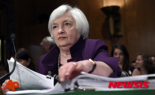 【워싱턴=AP/뉴시스】지난 16일 미 상원 은행위원회에 출석해 증언 준비를 하는 재닛 옐런 미 연방준비제도(Fed) 의장. 29일 연방공개시장위원회(FOMC)를 마친 Fed는 기준금리 인상 시기를 밝히지 않았다. 2015.07.30