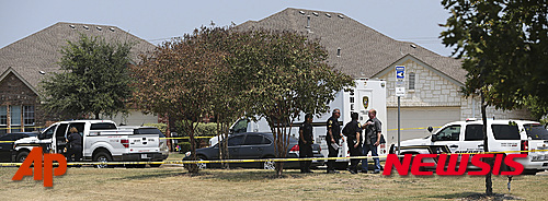 【샌안토니오(미 텍사스주)=AP/뉴시스】1일(현지시간) 미국 언론에 따르면 미국 텍사스주 샌안토니오에서 경찰이 상의를 벗고 양손을 든 백인 남성을 총으로 살해해 논란이 일고 있다. 지난달 28일 오전 샌안토니오 인근 벡사 카운티 경찰국 소속 경관 2명은 가정 폭력 신고를 받고 출동해 체포에 불응한 길버트 플로레스(41)를 총으로 살해했다. 이후 플로레스의 사망 장면을 찍은 동영상이 공개됐다. 2015.09.02