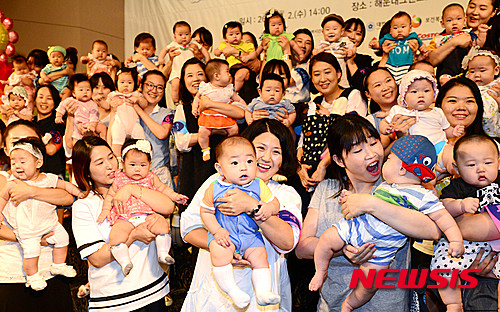 【부산=뉴시스】 하경민 기자= 2일 오후 부산 해운대그랜드호텔에서 부산간호사회 주최로 열린 '제16회 건강한 모유 수유아 선발대회'에 참가한 부모들이 모유를 먹이며 키운 아이들을 들어보이며 건강미를 자랑하고 있다.  이날 행사에는 생후 4~6개월 된 아기 150여 명이 참가했다. 2015.09.02.   yulnetphoto@newsis.com