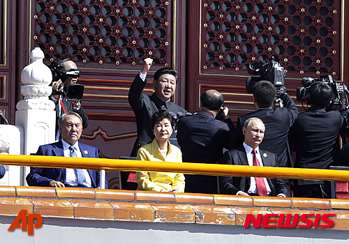 【베이징=AP/뉴시스】중국 베이징에서 3일 열린 전승절 열병식에 참석한 박근혜 대통령(가운데)이 톈안먼 성루에서 시진핑(習近平) 국가주석의 기념연설을 경청하고 있다. 2015.09.03