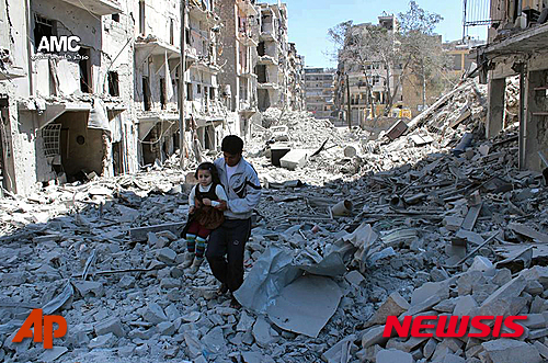 【 알레포=AP/뉴시스】이란이 바샤르 알 아사드 시리아 대통령에게 지난달 12일 평화안을 전달한 사실이 3일(현지시간) 뒤늦게 알려졌다. 사진은 지난 2014년 4월 21일 내전으로 파괴된 알레포에서 한 남성이 어린 소녀를 안고 걸어가는 모습. 2015.09.04