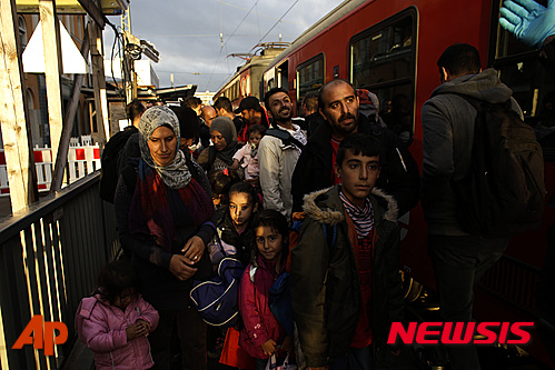 【파사우 =AP/뉴시스】14일(현지시간) 난민들이 독일 남부 국경도시 파사우에 도착한 후 열차에서 내려 걸어가고 있다. 2015.09.15