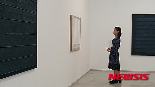 【서울=뉴시스】 박현주 기자= 하종현 화백이 검은 그을림(연기)을 이용해 만든 신작전이 국제갤러리에서 열리고 있다.