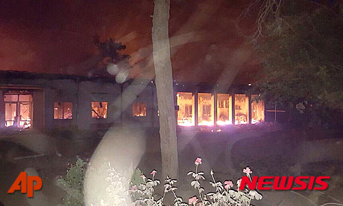 【쿤두즈=AP/뉴시스】3일(현지시간) 아프가니스탄 북부 쿤두즈에서 국경없는의사회 병원이 폭격을 맞은 후 건물이 불에 타고 있다. 2015.10.04