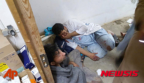 【쿤두즈=AP/뉴시스】3일(현지시간) 아프가니스탄 북부 쿤두즈에서 국경없는의사회 병원이 폭격을 맞은 뒤 의료진이 부상을 입었다. 2015.10.04