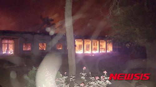 【서울=뉴시스】 국경없는의사회는 3일(현지시간) 아프가니스탄 쿤두즈에 있는 병원이 폭격 당해 불타고 있는 사진을 홈페이지에 공개했다. (사진출처: 국경없는의사회 홈페이지) 2015.10.04