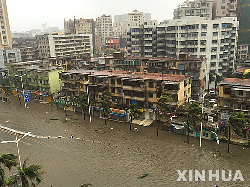 【잔장 = 신화/뉴시스】태풍 무지개의 영향으로 폭우가 쏟아진 중국 광둥성 잔장에서 5일 시내 중심가 도로가 물에 잠겨 있다. 2015.10.05 