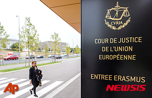 【룩셈부르크=AP/뉴시스】5일 룩셈부르크의 유럽사법재판소(ECJ) 건물로 한 여성이 걸어들어가고 있다. ECJ는 6일 페이스북의 유럽 본부가 위치한 아일랜드가 소비자 보호를 적절하게 하지 못하고 있다는 한 오스트리아 법대생의 주장을 받아들여 아일랜드에 페이스북이 미국으로의 정보 게공을 중단해야 할 것인지 여부를 조사하도록 명령했다. 2015.10.6