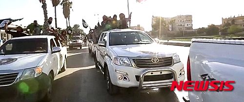 【서울=뉴시스】급진이슬람 무장조직 이슬람국가(IS)가 지난 2014년 공개한 선전 동영상의 한 장면. IS 대원들이 시리아 락까에서 도요타 자동차를 타고 질주하고 있다. <사진출처: ABC> 2015.10.07