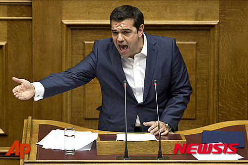 【아테네=AP/뉴시스】그리스 새 정부 신임 투표를 앞두고 알렉시스 치프라스 총리가 8일(현지시간) 그리스 의회에서 연설하고 있다. 치프라스 총리는 이날 의회에서 2019년까지 그리스를 재정위기에서 벗어나게 하겠다고 강조했다. 2015.10.08