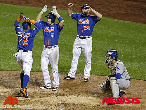 New York Mets' Yoenis Cespedes (52) celebrates with David Wright (5) and Daniel Murphy (28) after hitting a three-run home run during the fourth inning as Los Angeles Dodgers catcher Yasmani Grandal watches them in Game 3 of baseball?s National League Division Series, Monday, Oct. 12, 2015, at CitiField in New York. (AP Photo/Frank Franklin II)