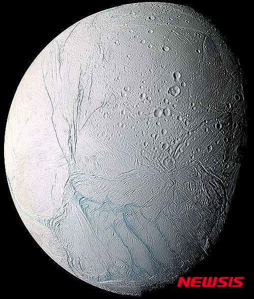 【서울=뉴시스】토성의 제2 위성 엔켈라두스.<사진출처:나사> 2017.04.14