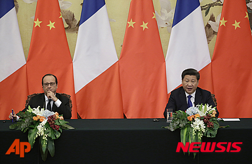 【베이징=AP/뉴시스】시진핑(習近平) 중국 국가주석(오른쪽)과 프랑수아 올랑드 프랑스 대통령이 2일 베이징의 인민대회당에서 공동 기자회견을 갖고 있다. 중국과 프랑스는 이날 모든 나라들이 5년마다 온실가스 배출량을 자동적으로 감축하도록 하는 새로운 기후변화 조약에 합의, 이달 말 파리에서 열리는 기후변화회의의 성공 가능성에 대한 기대를 부풀리게 했다. 2015.11.3