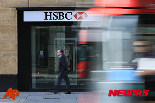 【런던=AP/뉴시스】지난 2015년 11월2일 자료사진으로 버스가 영국 런던 리버풀 스트리트 역 인근에 있는 HSBC 은행을 지나가고 있다. 세계적 은행 HSBC는 14일(현지시간) 지난 10개월간 영국 정부의 금융규제 강화로 홍콩 본사 이전을 고민한 끝에 잔류를 결정했다고 밝혔다. 2016.02.15